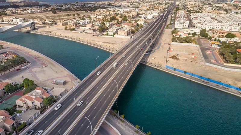 لافتات أعمدة إنارة على طريق الوصل، دبي، الإمارات
