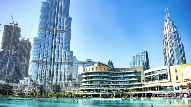 إعلان خارجي رقمي قرب دبي مول ووسط مدينة دبي، الإمارات