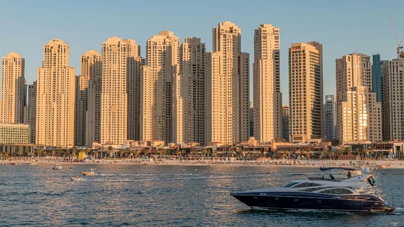 إعلانات بيلبورد ولافتات جسور في جميرا بيتش ريزيدنس (JBR)، دبي، الإمارات