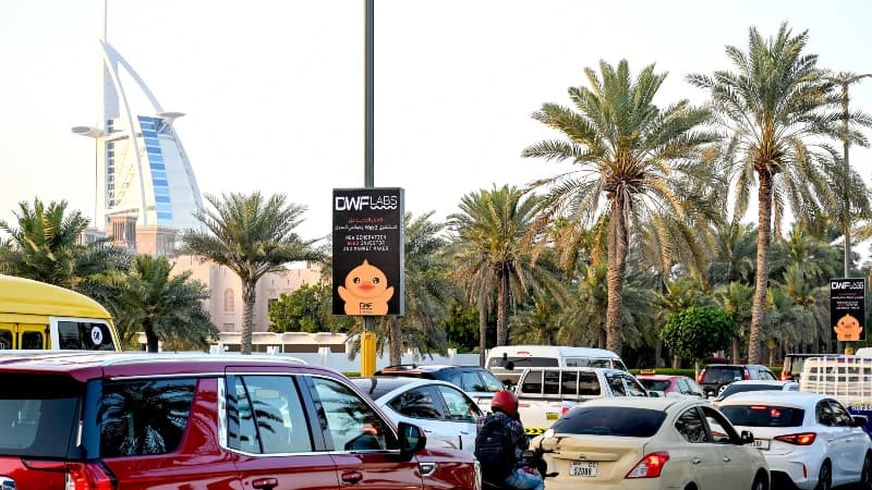 لافتات أعمدة إنارة على طريق جميرا بيتش، دبي، الإمارات