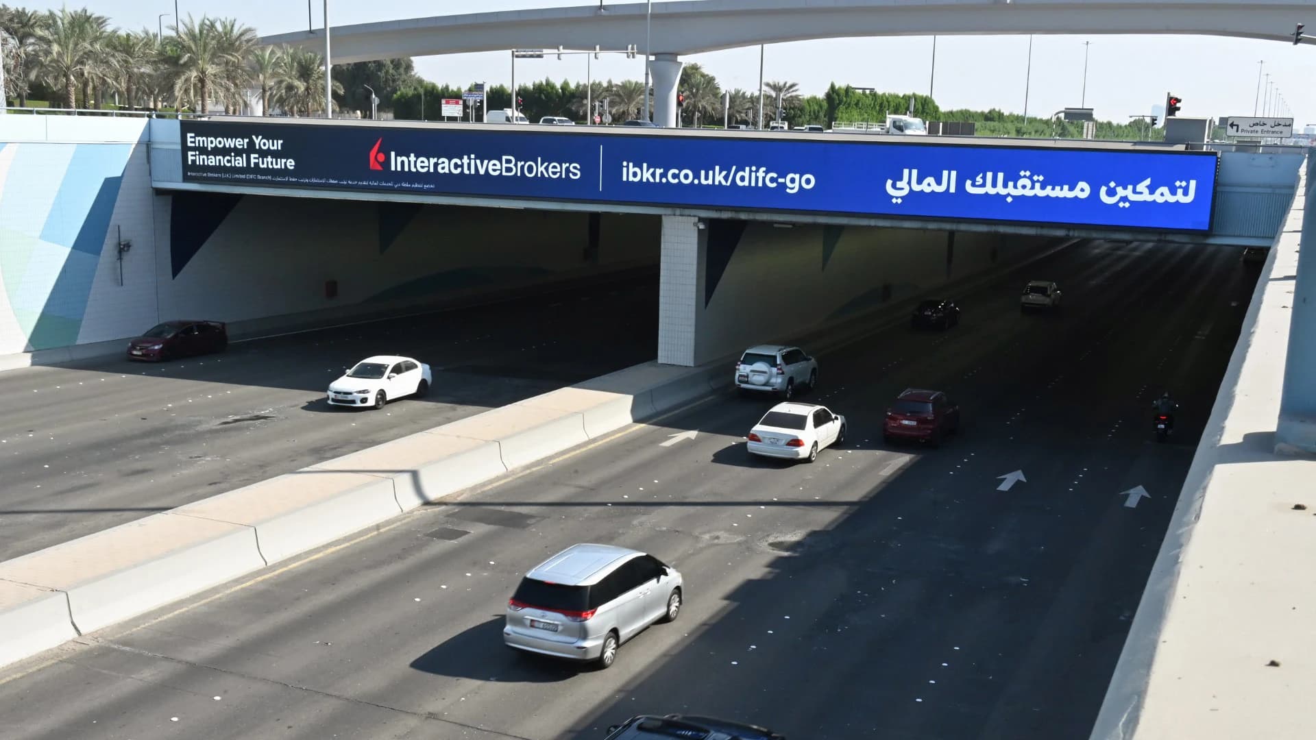 إعلانات لافتات جسور Interactive Brokers على ممر دبي عالي الحركة، الإمارات