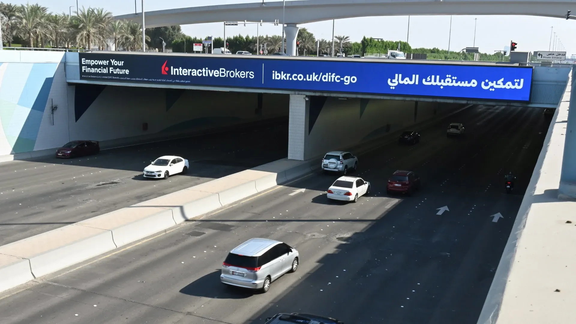إعلانات لافتات جسور Interactive Brokers على ممر دبي عالي الحركة، الإمارات